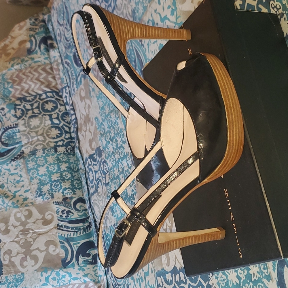 Black heel shoes come with extra bottom for the heel